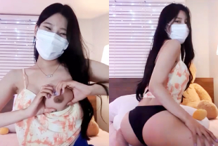 韩国女主播在直播中淋上润滑油在胸上诱惑粉丝们！-www